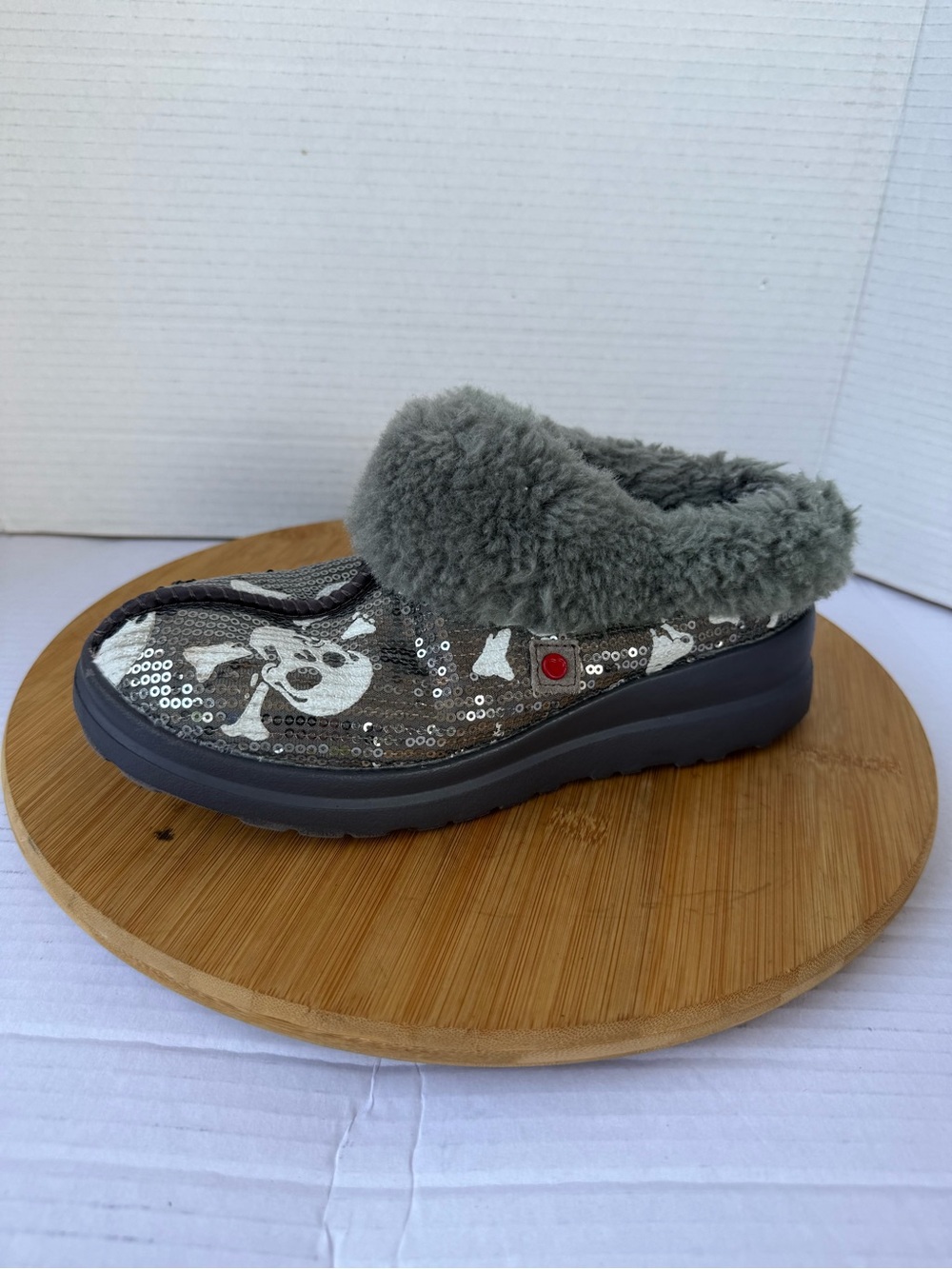 UGG Dreams Skull Sequin Slippers Gray Shearling Size 6 Women’s Gray Shoes